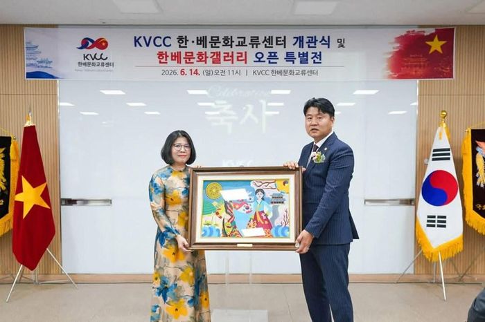 Tổng Lãnh sự Đoàn Phương Lan trao tặng Trung tâm Giao lưu Văn hóa Hàn - Việt bức tranh do trẻ em khuyết tật Việt Nam của nhóm Vụn Art tạo ra từ vải vụn.