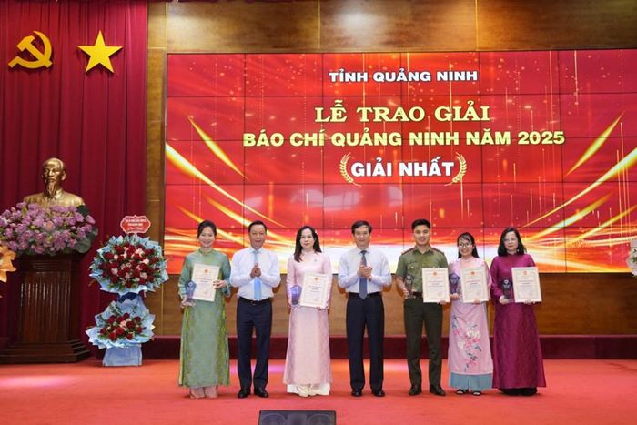 Đại diện lãnh đạo tỉnh trao giải Nhất Giải Báo chí tỉnh Quảng Ninh năm 2025 cho các tác giả, nhóm tác giả
