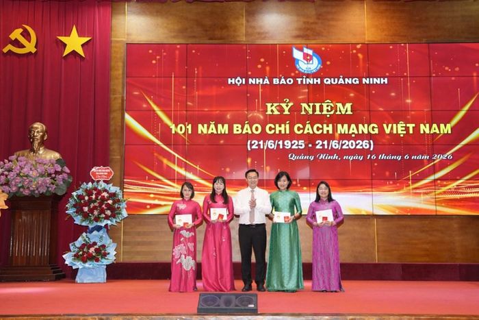 Lãnh đạo Hội Nhà báo tỉnh trao tặng Kỉ niệm chương “Vì sự nghiệp Báo chí Việt Nam” cho các hội viên có nhiều đóng góp trong sự phát triển của nền báo chí cách mạng