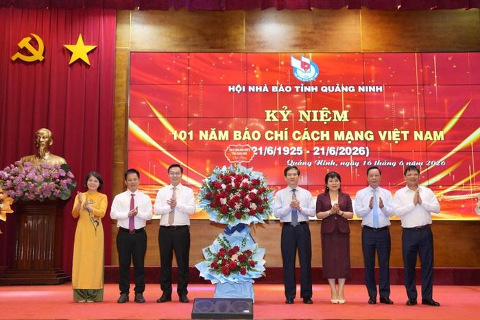 Ông Vũ Quyết Tiến, Chủ tịch Ủy ban MTTQ Việt Nam tỉnh Quảng Ninh cùng lãnh đạo HĐND, UBND, Đoàn ĐBQH tỉnh tặng hoa chúc mừng Hội Nhà báo và những người làm báo Quảng Ninh