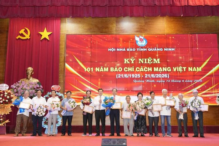 Hội Nhà báo tỉnh Quảng Ninh chúc mừng các nhà báo cao tuổi của tỉnh