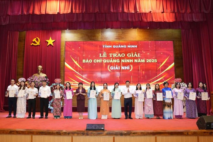 Đại diện lãnh đạo tỉnh trao giải Nhì cho các tác giả, nhóm tác giả