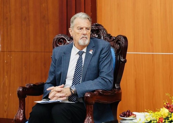 Ông David John Whitehead - Chủ tịch HĐQT Tập đoàn Mavin phát biểu tại buổi làm việc với Bí thư Tỉnh ủy Lai Châu Lê Minh Ngân. Ảnh: Đinh Lan