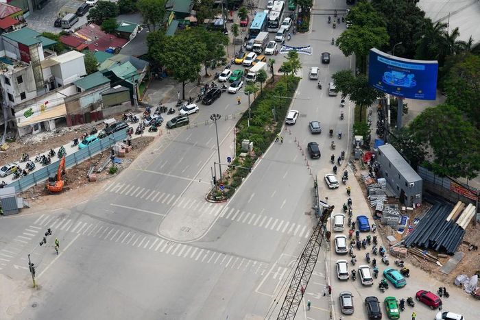 Toàn cảnh nút giao La Thành - Nguyễn Chí Thanh nhìn từ trên cao trong ngày đầu điều chỉnh tổ chức giao thông phục vụ thi công ga S3. Ảnh: Trung Nguyên - TTXVN