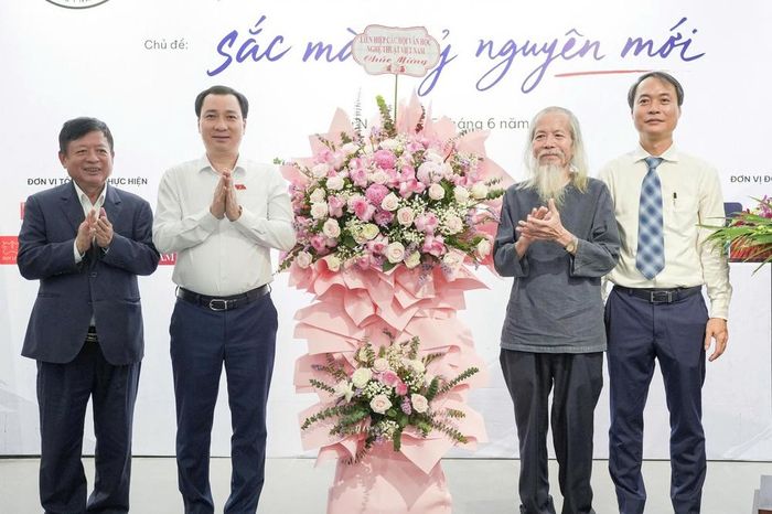 Đại diện ban tổ chức nhận hoa chúc mừng