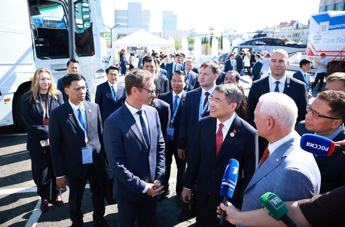 Thủ tướng Lê Minh Hưng tham quan Triển lãm tiềm năng kinh tế-xã hội Tatarstan. Ảnh: Dương Giang – TTXVN