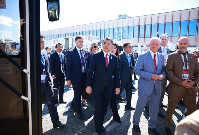 Thủ tướng Lê Minh Hưng tham quan Triển lãm tiềm năng kinh tế-xã hội Tatarstan. Ảnh: Dương Giang – TTXVN