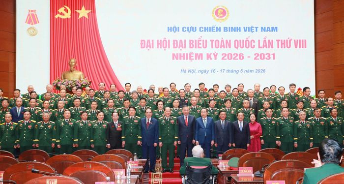 Tổng Bí thư, Chủ tịch nước Tô Lâm, Chủ tịch Quốc hội Trần Thanh Mẫn với Ban Chấp hành hội Cựu chiến binh Việt Nam nhiệm kỳ 2026 - 2031 ra mắt Đại hội. Ảnh: Trọng Đức - TTXVN