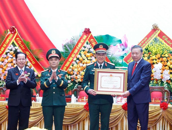 Tổng Bí thư, Chủ tịch nước Tô Lâm trao Huân chương Hồ Chí Minh tặng Hội Cựu chiến binh Việt Nam. Ảnh: Thống Nhất – TTXVN