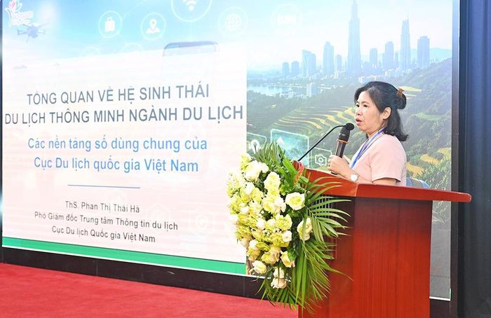 Phó Giám đốc Trung tâm Thông tin du lịch Phan Thị Thái Hà giới thiệu tổng quan về hệ sinh thái chuyển đổi số ngành du lịch (Ảnh: TITC)