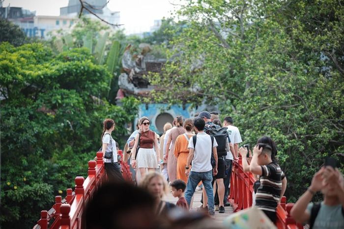 Du khách đến Hà Nội đang phải tải quá nhiều ứng dụng di động khác nhau để phục vụ cho một chuyến đi. Ảnh: Phạm Tuấn Anh - TTXVN