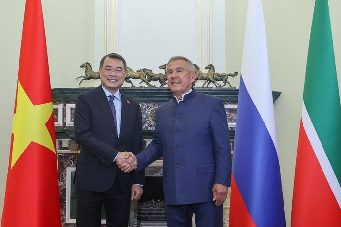 Thủ tướng Chính phủ Lê Minh Hưng và Người đứng đầu Cộng hòa Tatarstan Rustam Minnikhanov - Ảnh: VGP/Nhật Bắc