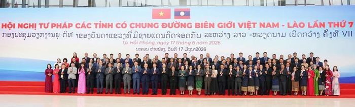 Các đại biểu tham dự hội nghị chụp ảnh lưu niệm - Ảnh: baophapluat.vn