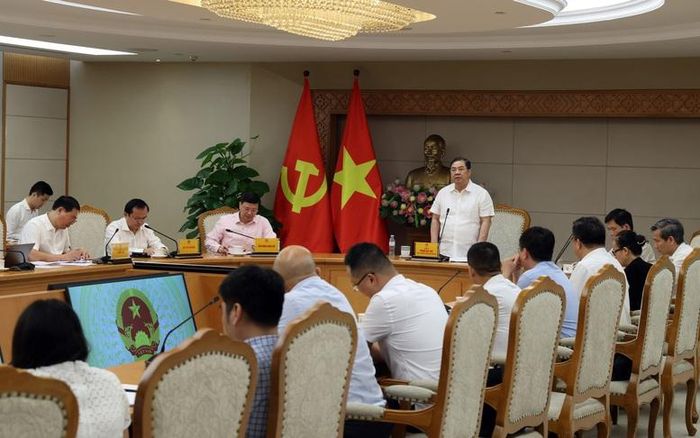 Phó Thủ tướng yêu cầu khẩn trương hoàn thiện dự thảo các nghị định, trình Thủ tướng Chính phủ xem xét, ban hành trong thời gian sớm nhất - Ảnh: VGP/Phương Nguyên