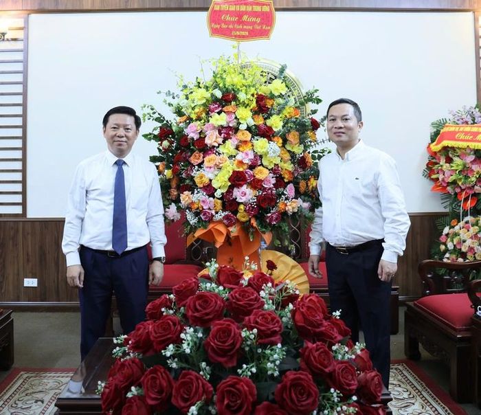 Đồng chí Trần Thanh Lâm và Tổng Giám đốc Cổng TTĐT Chính phủ Nguyễn Hồng Sâm - Ảnh: VGP/Thu Giang