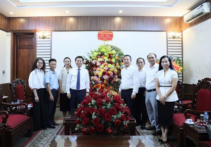 Đoàn đại biểu Ban Tuyên giáo và Dân vận Trung ương chúc mừng Cổng TTĐT Chính phủ - Ảnh: VGP/Thu Giang