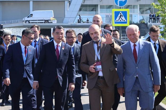 Thủ tướng Lê Minh Hưng nghe giới thiệu khi tới thăm Triển lãm "Made in Tatarstan" (Sản xuất tại Tatarstan) - Ảnh: VGP/Nhật Bắc