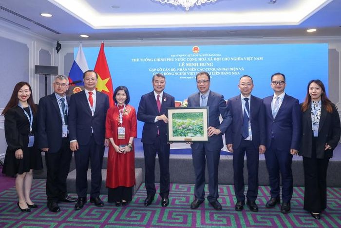 Thủ tướng tặng quà cán bộ, nhân viên các cơ quan đại diện và cộng đồng người Việt Nam đang sinh sống, học tập và làm việc tại Liên bang Nga - Ảnh: VGP/Nhật Bắc