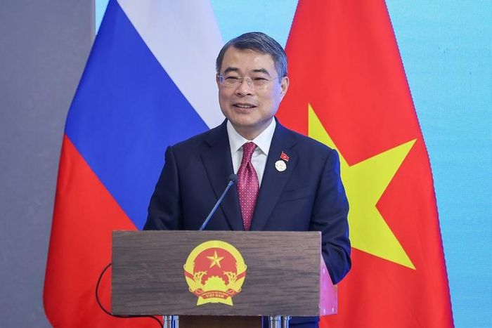 Thủ tướng phát biểu tại cuộc gặp gỡ cán bộ, nhân viên các cơ quan đại diện và cộng đồng người Việt Nam tại Liên bang Nga - Ảnh: VGP/Nhật Bắc