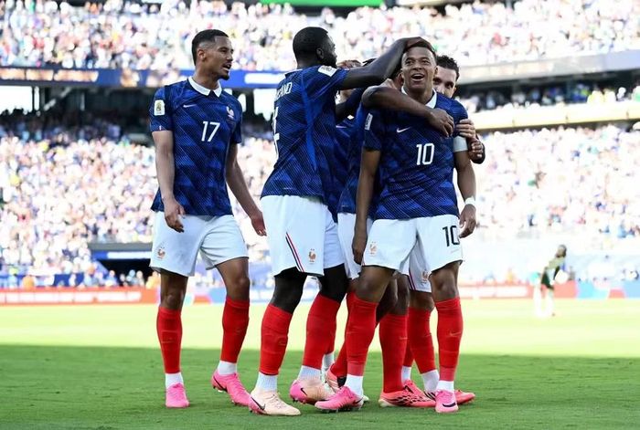 Các đồng đội ăn mừng cùng Mbappe. (Ảnh: FIFA)
