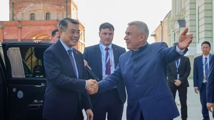 Người đứng đầu Cộng hòa Tatarstan R.Minnikhanov đón Thủ tướng Lê Minh Hưng. (Ảnh: NHẬT BẮC)