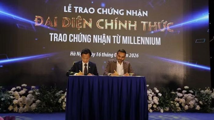 Ông Trần Thanh Lương, Chủ tịch danh dự Học viện Quốc tế Võ thuật Việt Nam, Chủ tịch Millennium Việt Nam và ông Rakesh Koradiya, Chủ tịch Millennium Ấn Độ thực hiện nghi thức ký kết hợp tác.