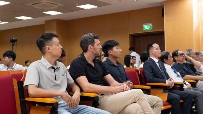 Đại diện lãnh đạo Liên đoàn Cử tạ, Thể hình Việt Nam cùng các đại biểu.