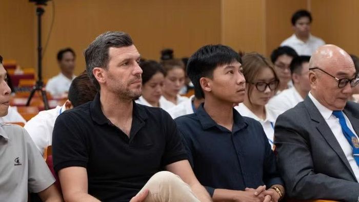 Chuyên gia người Đức, Maik Berger - Giám đốc Công ty TNHH Giải pháp Thể thao Công nghệ cao EVO Việt Nam (áo đen) tham dự lễ bế giảng.