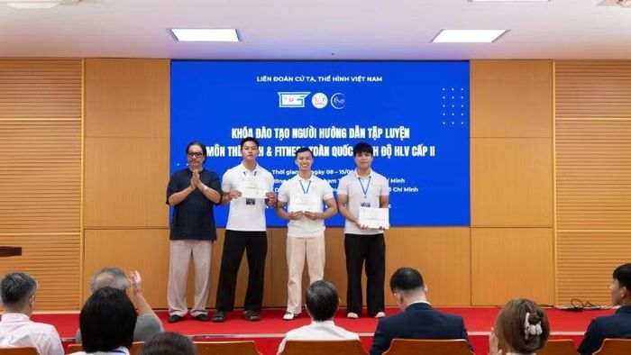Ông Nguyễn Hồng Minh, Phó Chủ tịch Liên đoàn Cử tạ, Thể hình Việt Nam trao chứng nhận cho các học viên xuất sắc nhất.