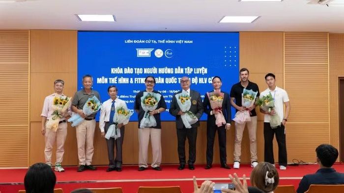 Ban tổ chức khóa học tặng hoa các chuyên gia tham gia giảng dạy.