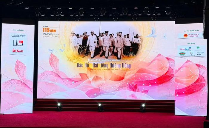 Chương trình nghệ thuật “Bác Hồ - Hai tiếng thiêng liêng” tại Hà Tĩnh.