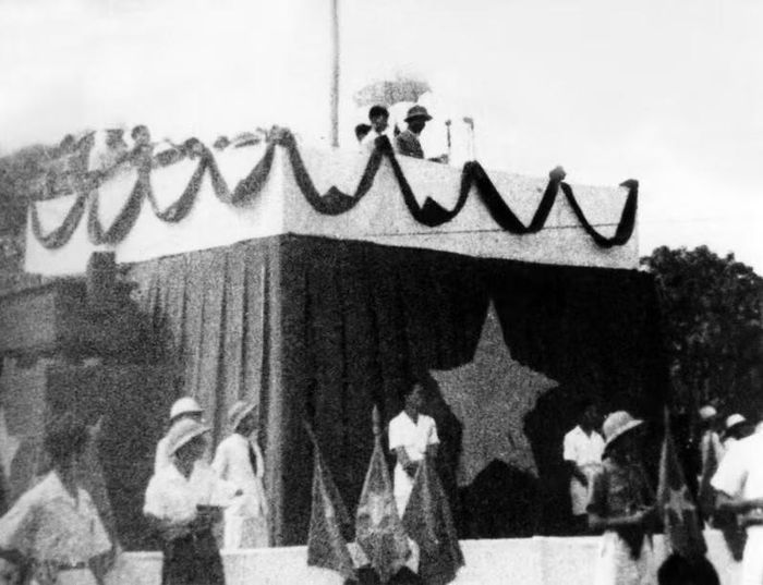Bác Hồ đọc Tuyên ngôn Độc lập ngày 2/9/1945. Ảnh tư liệu