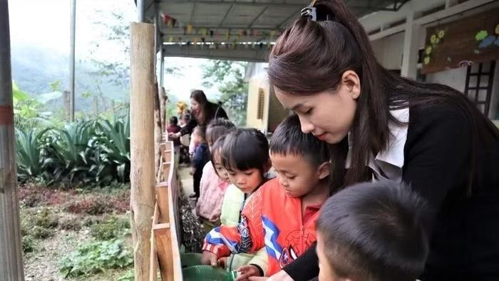 Cô và trò Điểm trường Xốp Cháo, Trường mầm non Lượng Minh (xã Lượng Minh, Nghệ An).