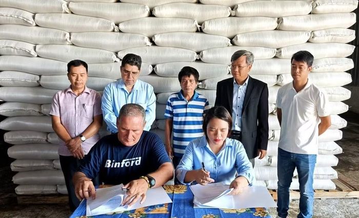  Các bên ký kết Biên bản bàn giao 1.200 tấn gạo do Việt Nam sản xuất cho Cuba. (Ảnh do Đại sứ quán Việt Nam tại Cuba cung cấp) 