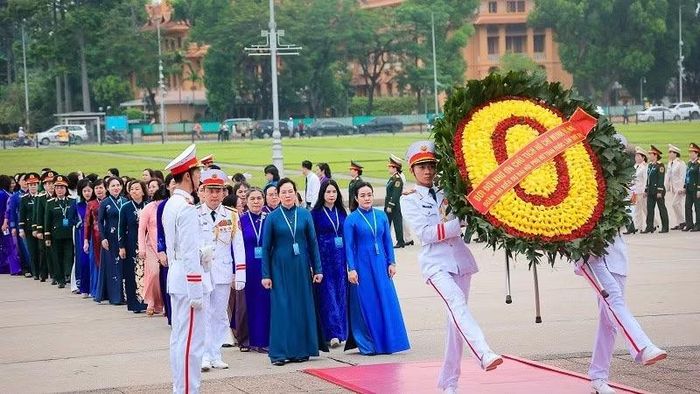 Đoàn đại biểu dự Đại hội đại biểu Phụ nữ toàn quốc lần thứ XIV đến đặt vòng hoa và vào Lăng viếng Chủ tịch Hồ Chí Minh.