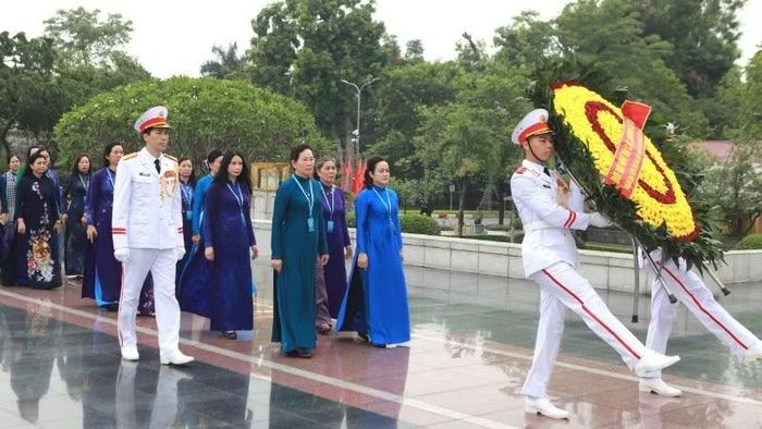 Các đại biểu đến đặt vòng hoa tại Đài tưởng niệm các Anh hùng liệt sĩ trên đường Bắc Sơn (Hà Nội).