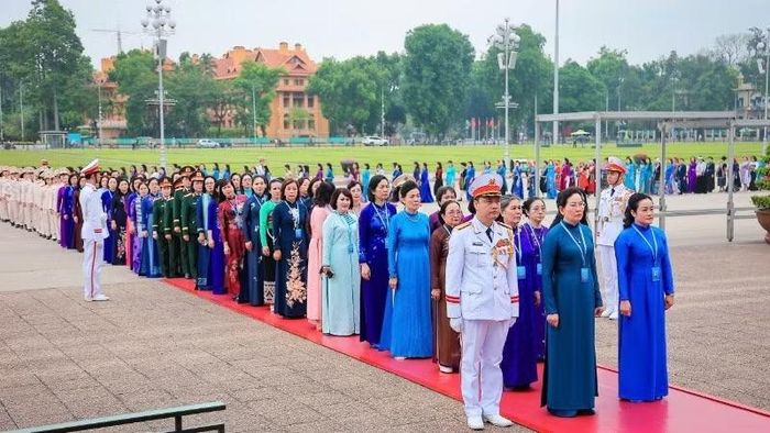 Các đại biểu vào Lăng viếng Chủ tịch Hồ Chí Minh.