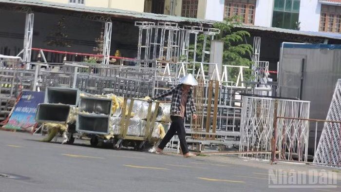 Công nhân tiến hành tháo dỡ dàn lạnh Khu A.