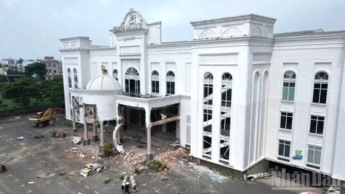 Khu A với quy mô 5 tầng, diện tích 3.500m2 hoàn thành, đưa vào sử dụng nhiều năm qua tổ chức các sự kiện, tiệc cưới. Hiện, chủ đầu tư đang tự tháo dỡ công trình xây trái phép.