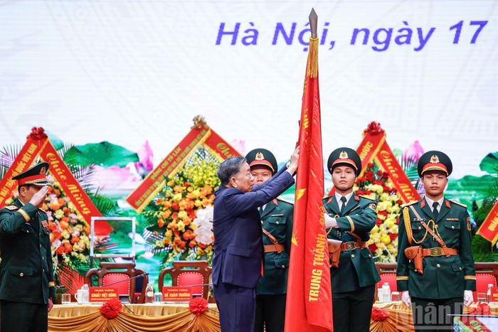 Tổng Bí thư, Chủ tịch nước Tô Lâm trao Huân chương Hồ Chí Minh tặng Hội Cựu chiến binh Việt Nam. (Ảnh: DUY LINH)