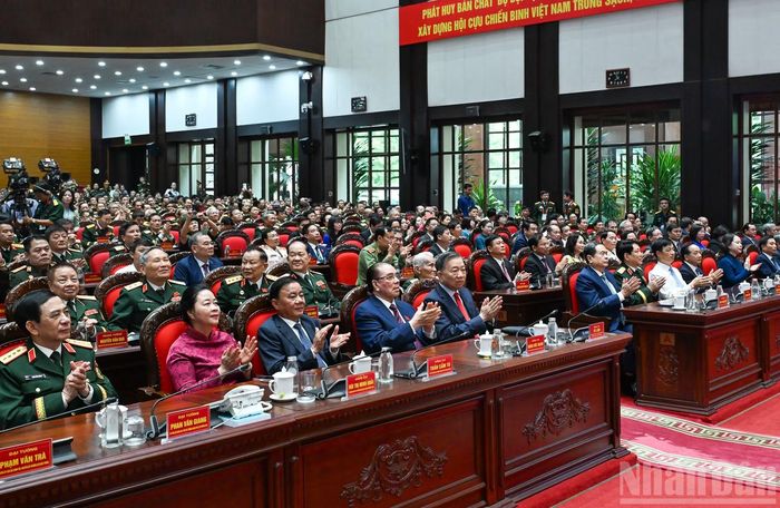 Tổng Bí thư, Chủ tịch nước Tô Lâm cùng các đồng chí lãnh đạo, nguyên lãnh đạo Đảng, Nhà nước và các đại biểu dự Đại hội. (Ảnh: DUY LINH)