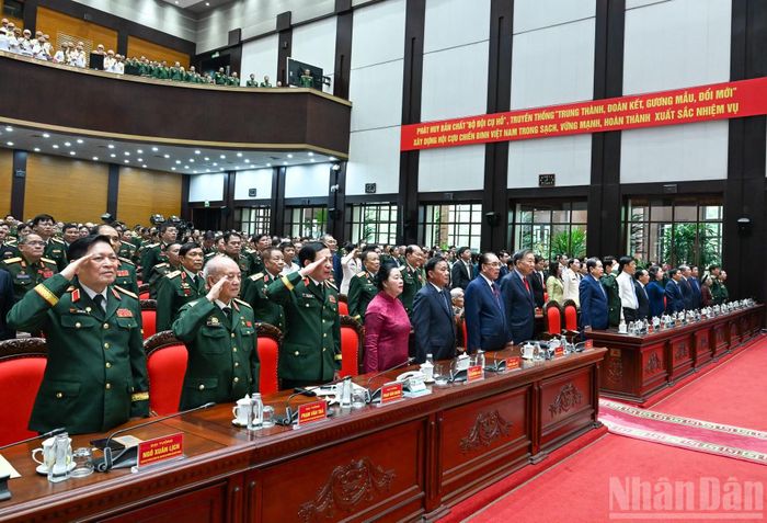 Tổng Bí thư, Chủ tịch nước Tô Lâm cùng các đồng chí lãnh đạo, nguyên lãnh đạo Đảng, Nhà nước và các đại biểu thực hiện nghi thức chào cờ. (Ảnh: DUY LINH)