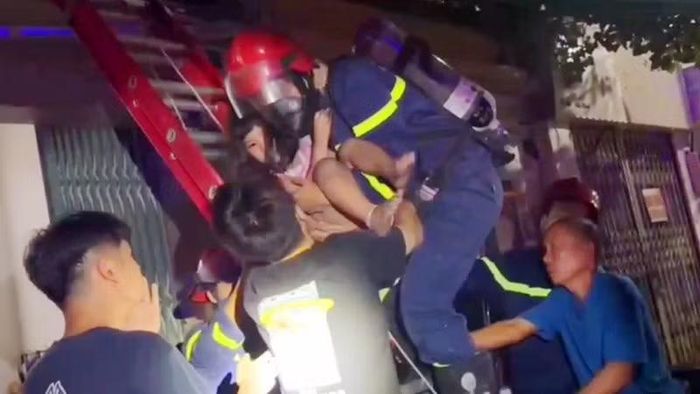 Lực lượng chuyên nghiệp cứu hộ, đưa cháu bé ra khỏi ngôi nhà phát sinh hỏa hoạn.