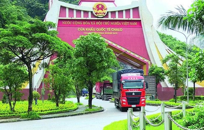 Cửa khẩu quốc tế Cha Lo phía bắc tỉnh Quảng Trị tấp nập ô-tô qua lại chở hàng hóa về các cảng biển khu vực.