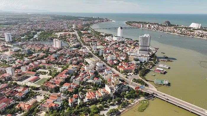Đồng Hới, trung tâm hành chính-chính trị của tỉnh Quảng Trị.