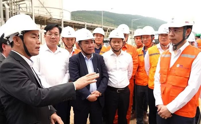 Ủy viên Trung ương Đảng, Bí thư Tỉnh ủy Quảng Trị Nguyễn Văn Phương kiểm tra tại Nhà máy Điện lực Quảng Trạch 1.