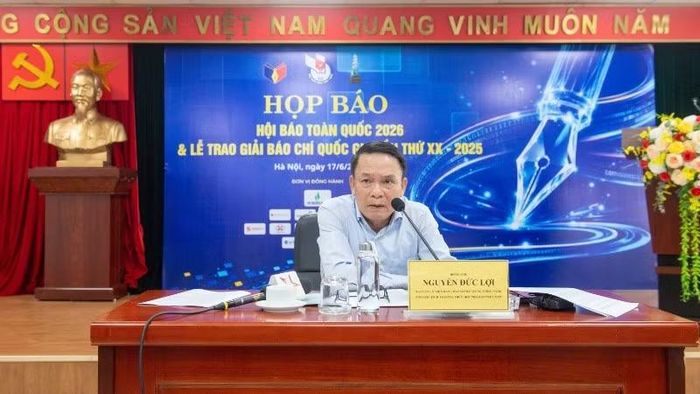 Phó Chủ tịch Thường trực Hội Nhà báo Việt Nam Nguyễn Đức Lợi chủ trì họp báo.