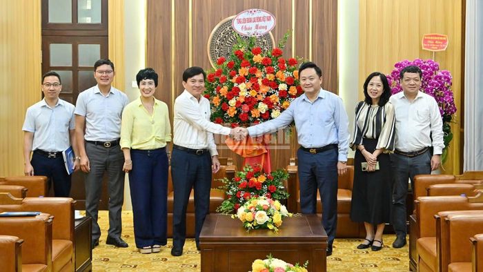 Đồng chí Phan Văn Hùng, Phó Tổng Biên tập Báo Nhân Dân tiếp đoàn Tổng Liên đoàn Lao động Việt Nam do đồng chí Nguyễn Xuân Hùng, Phó Chủ tịch làm Trưởng đoàn. Hai bên nhất trí cao tiếp tục hợp tác, thông tin tuyên truyền và tham mưu chính sách hiệu quả đối với vấn đề nhà ở cho công nhân, bảo đảm chăm lo đời sống của công nhân thời kỳ mới.