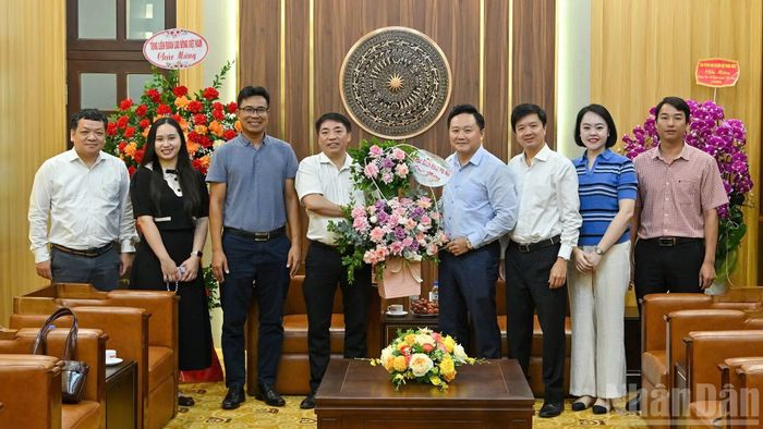 Đồng chí Phan Văn Hùng, Phó Tổng Biên tập Báo Nhân Dân tiếp đoàn Đại học Bách khoa Hà Nội do Phó Giáo sư Trần Ngọc Khiêm, Phó Giám đốc là Trưởng đoàn.