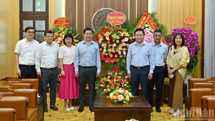 Đồng chí Phan Văn Hùng, Phó Tổng Biên tập Báo Nhân Dân tiếp đoàn Bộ Khoa học và Công nghệ do đồng chí Bùi Hoàng Phương, Ủy viên dự khuyết Trung ương Đảng, Thứ trưởng Khoa học và Công nghệ làm Trưởng đoàn.